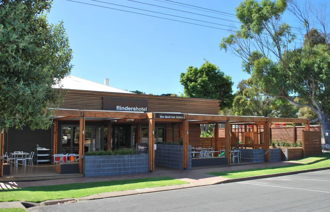 Flinders Hotel pub frontage in 2010; Quarters accommodation is behind this building